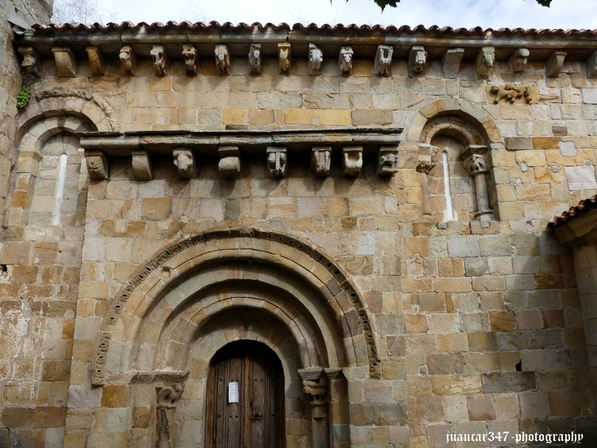 Portada principal, siglo XII, situada en el lado Sur de la nave