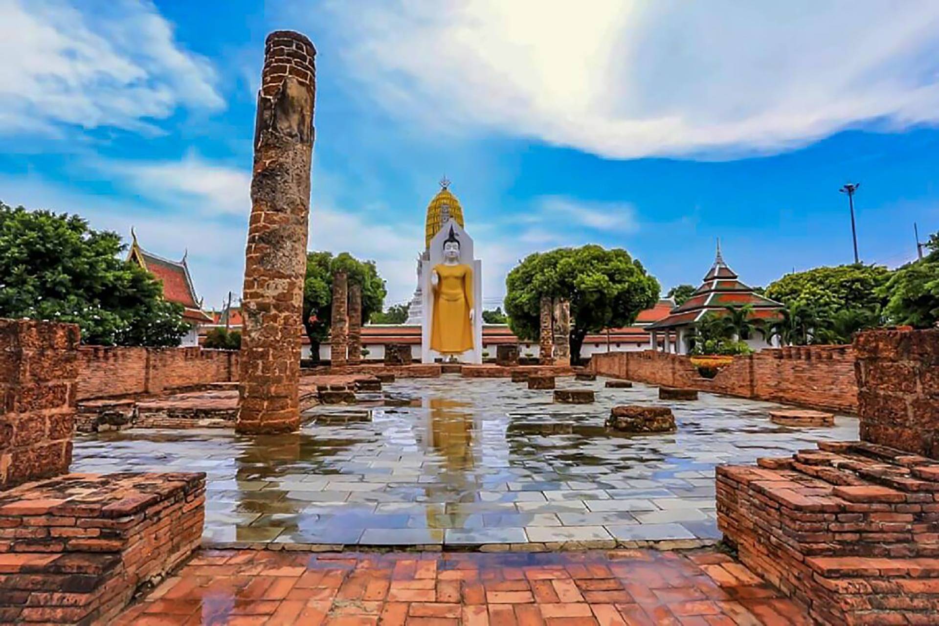 Wat Pha Si Rattana Mahathat Temple - Central Thailand