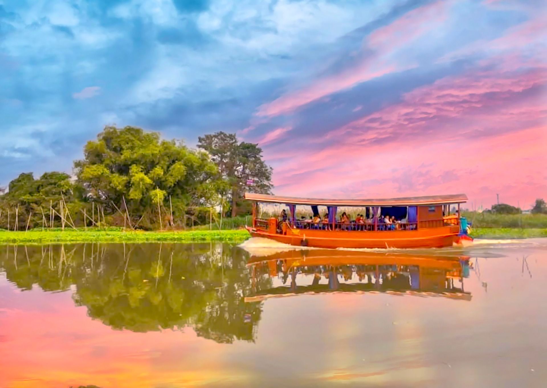 Visit a"Floating Food Market"? - Suphan Buri Thailand