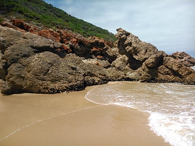 The Indian ocean washing up on the shores of Africa, where my hiking trail leads me eastward though the thick dune cover vegetation.