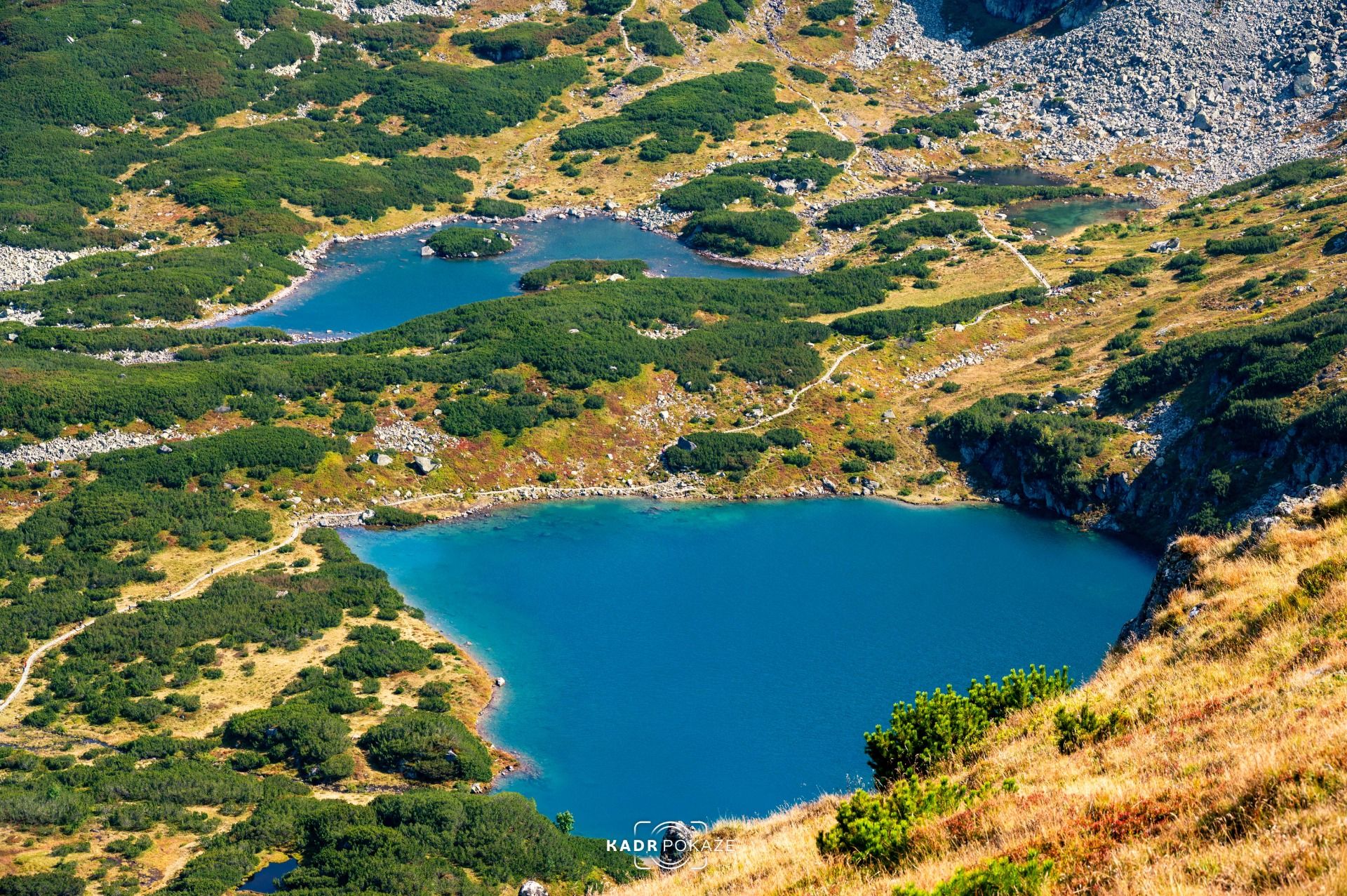 Zielony Staw Gąsienicowy ten największy. Z tyłu mniejszy Kurtkowiec, a w lewym dolnym rogu maleńki Kotlinowy Stawek. To