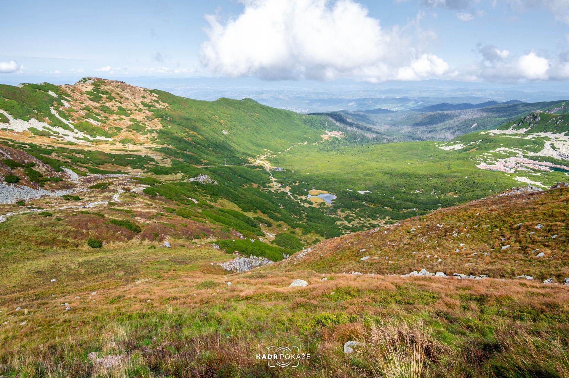 I widoki w dół doliny przed nami.