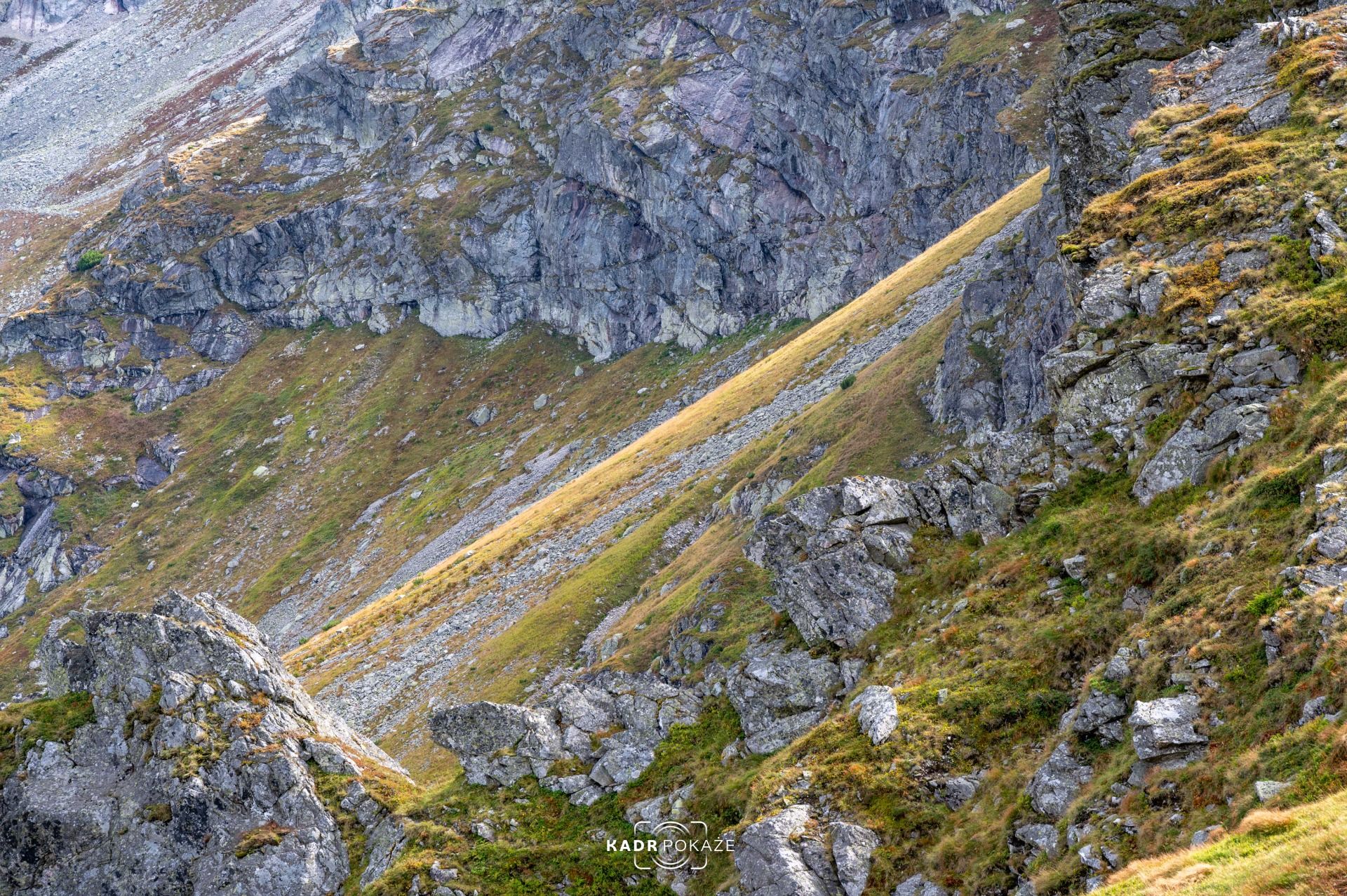 I bez zbliżeń na skalne formacje.