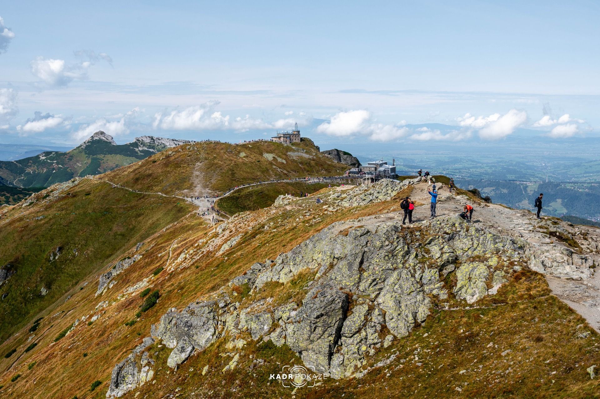 Spojrzenie w stronę Kasprowego. Z lewej w tle majaczy Giewont.