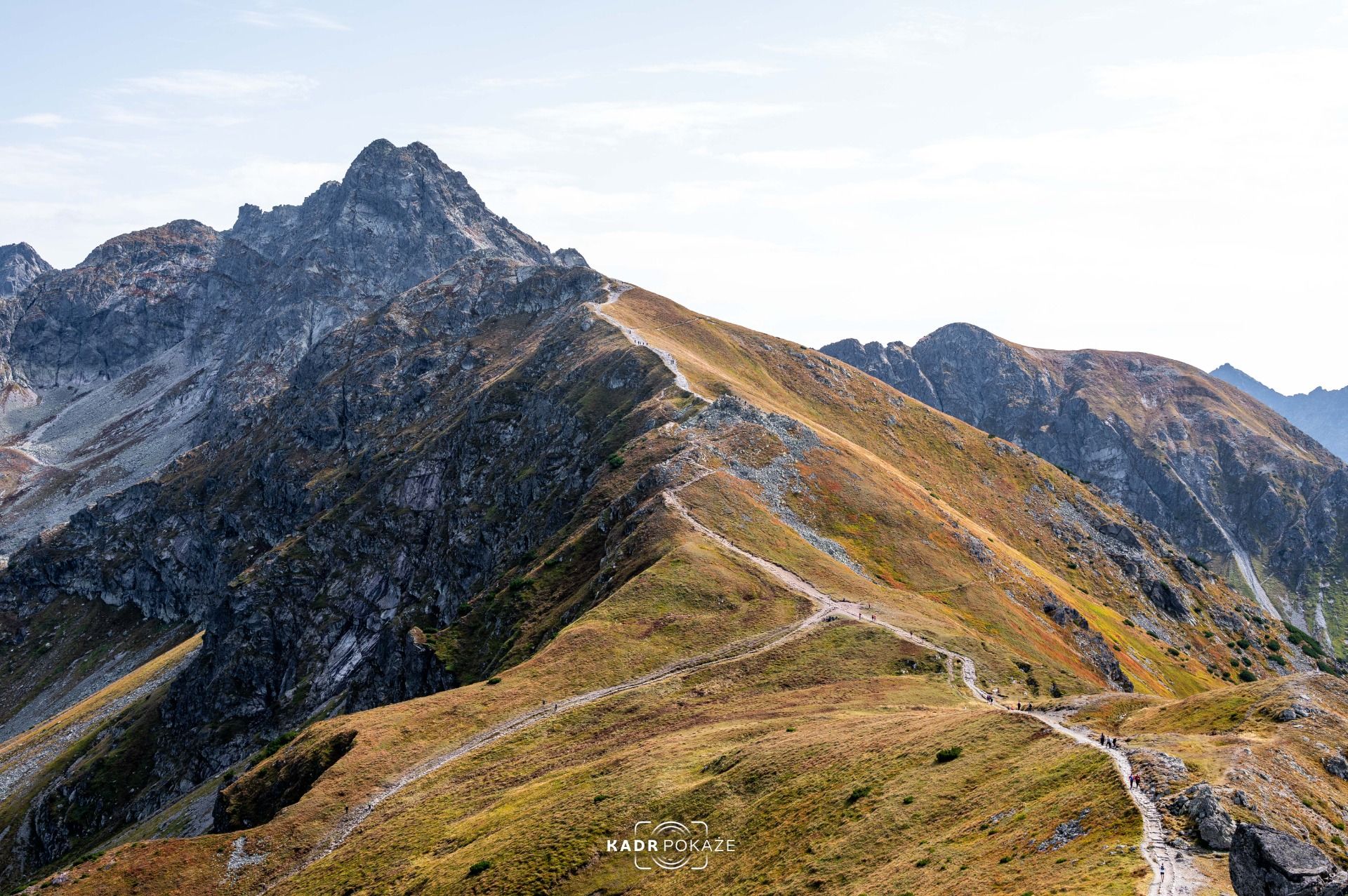 Szlak Czerwony biegnie od prawej, przez skrzyżowanie z zielonym na przełęczy Liliowe aż po Świnice.