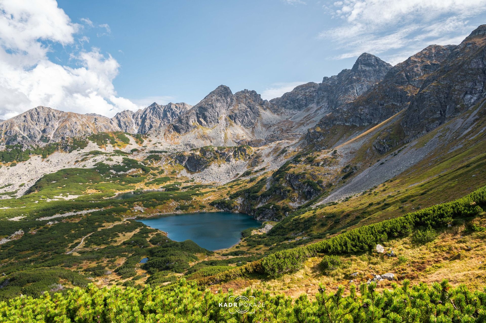 Nie obyło się bez szerszych ujęć z niższej wysokości.