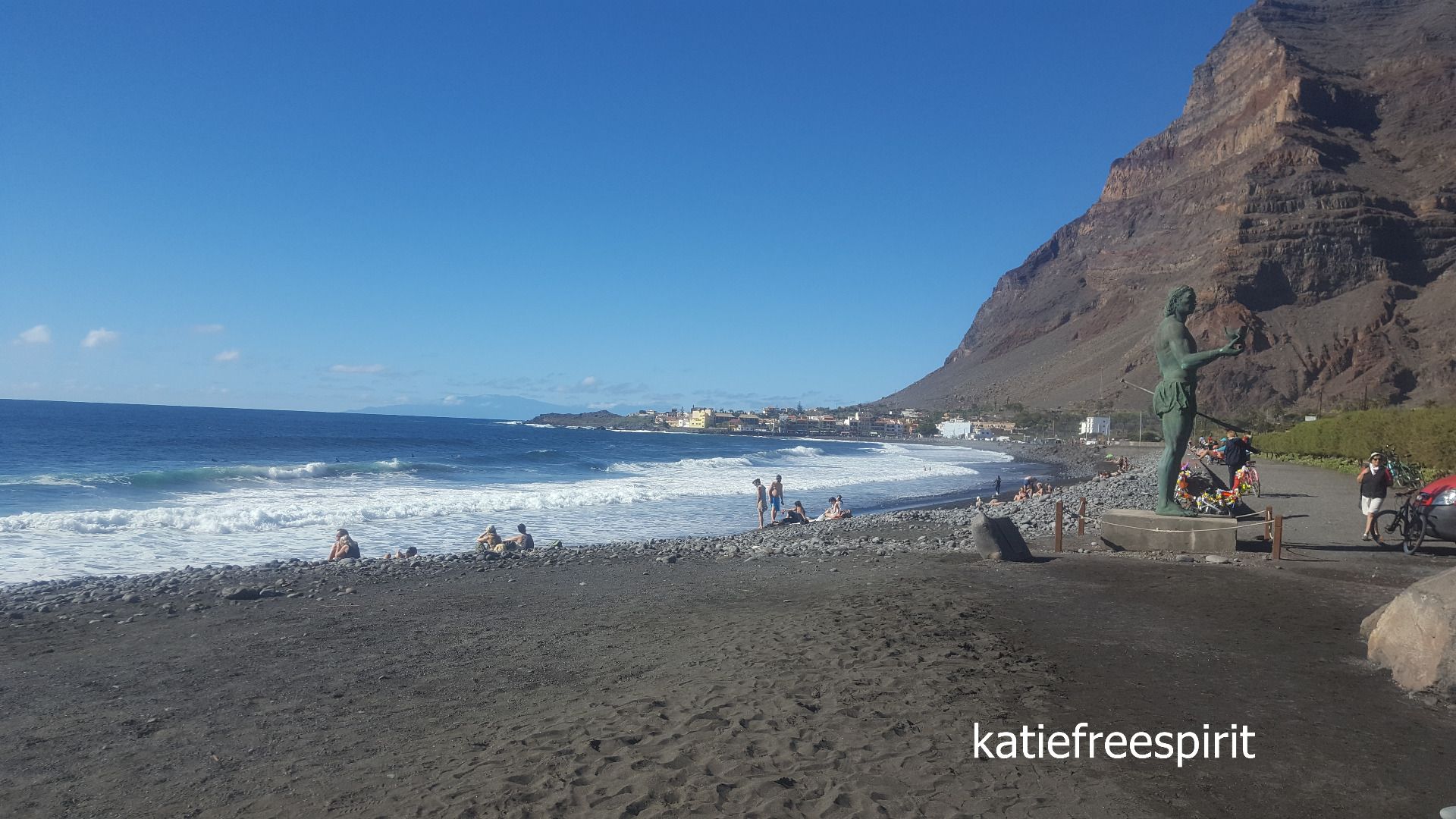 Fun with the waves on Playa del Inglés in Valle Gran Rey