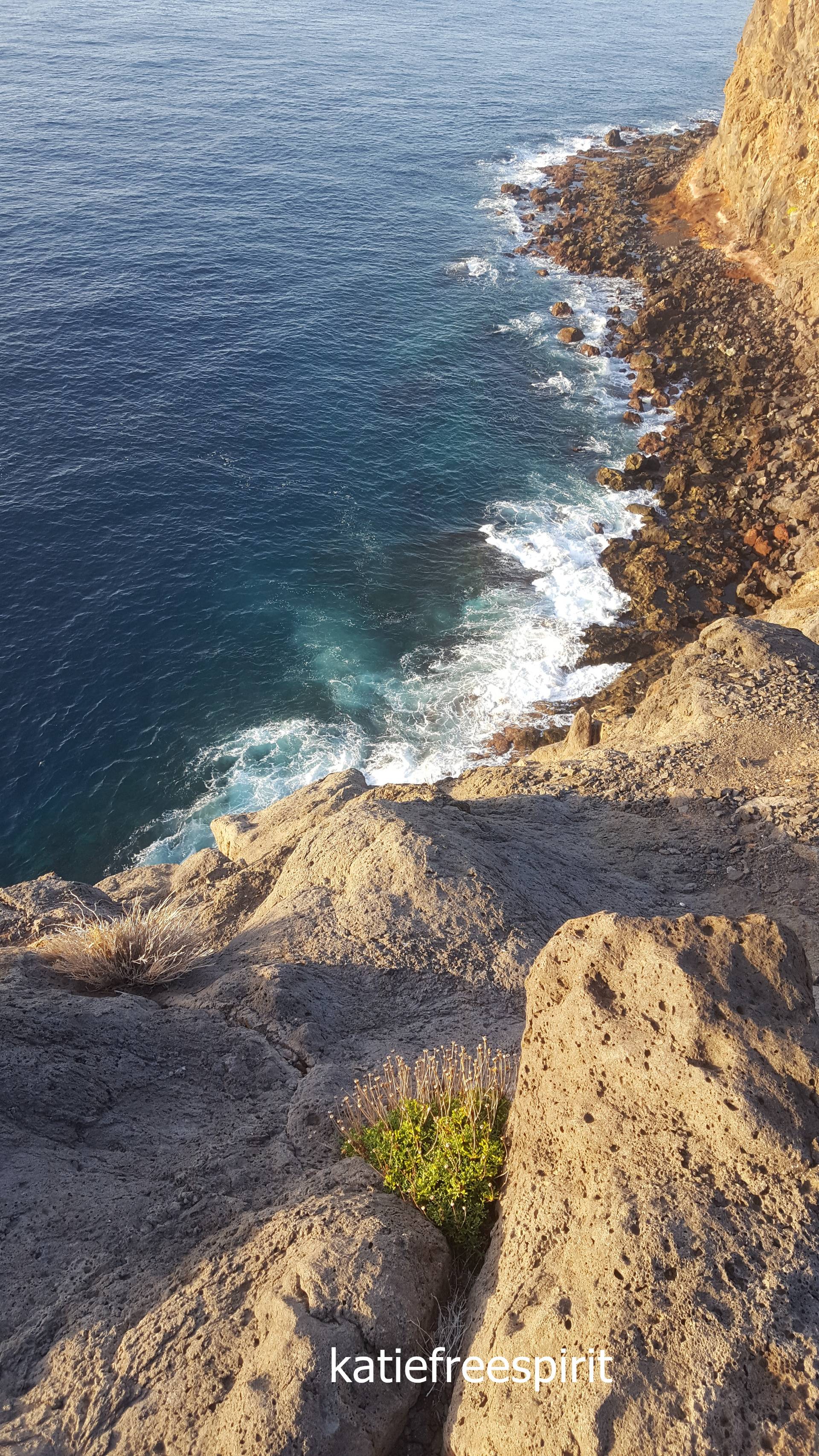 See how beautiful the sunrise is on the cliffs of Gomera, with a view of the Teide volcano