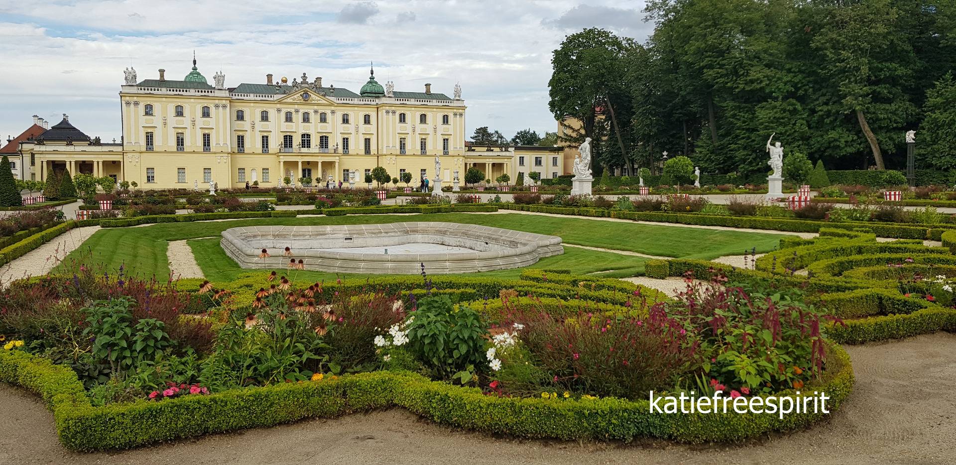 Branicki Palace and a garden with baroque sculptures and plant labyrinths / Pałac Branickich i ogród