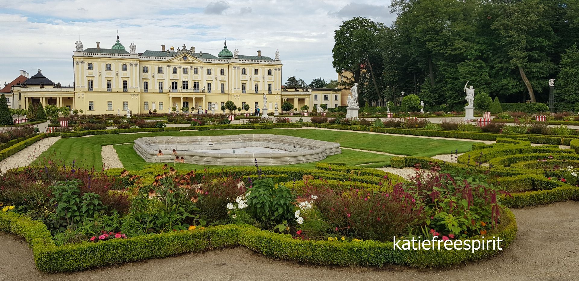 Branicki Palace and a garden with baroque sculptures and plant labyrinths / Pałac Branickich i ogród