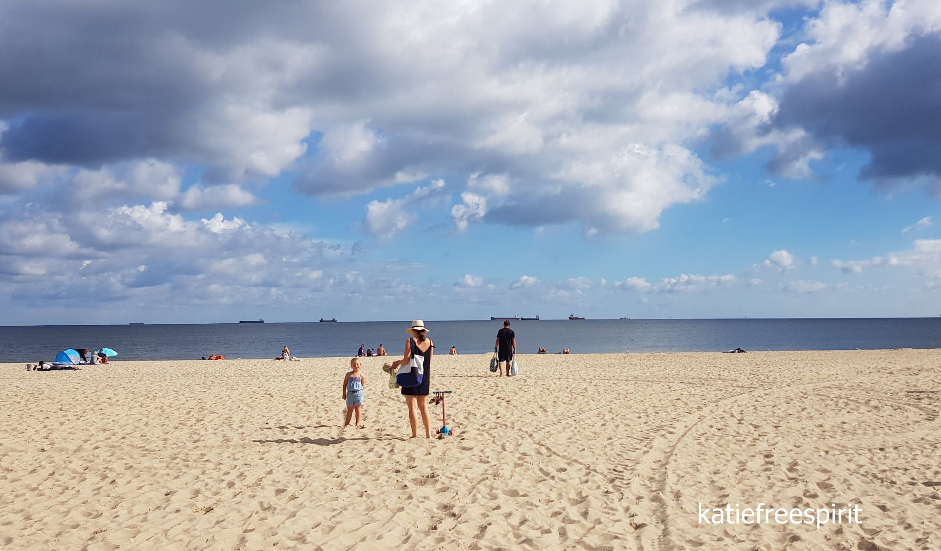 A great day at the beach in Gdansk. Seashell collecting, ship watching / Dzień na plaży w Gdańsku