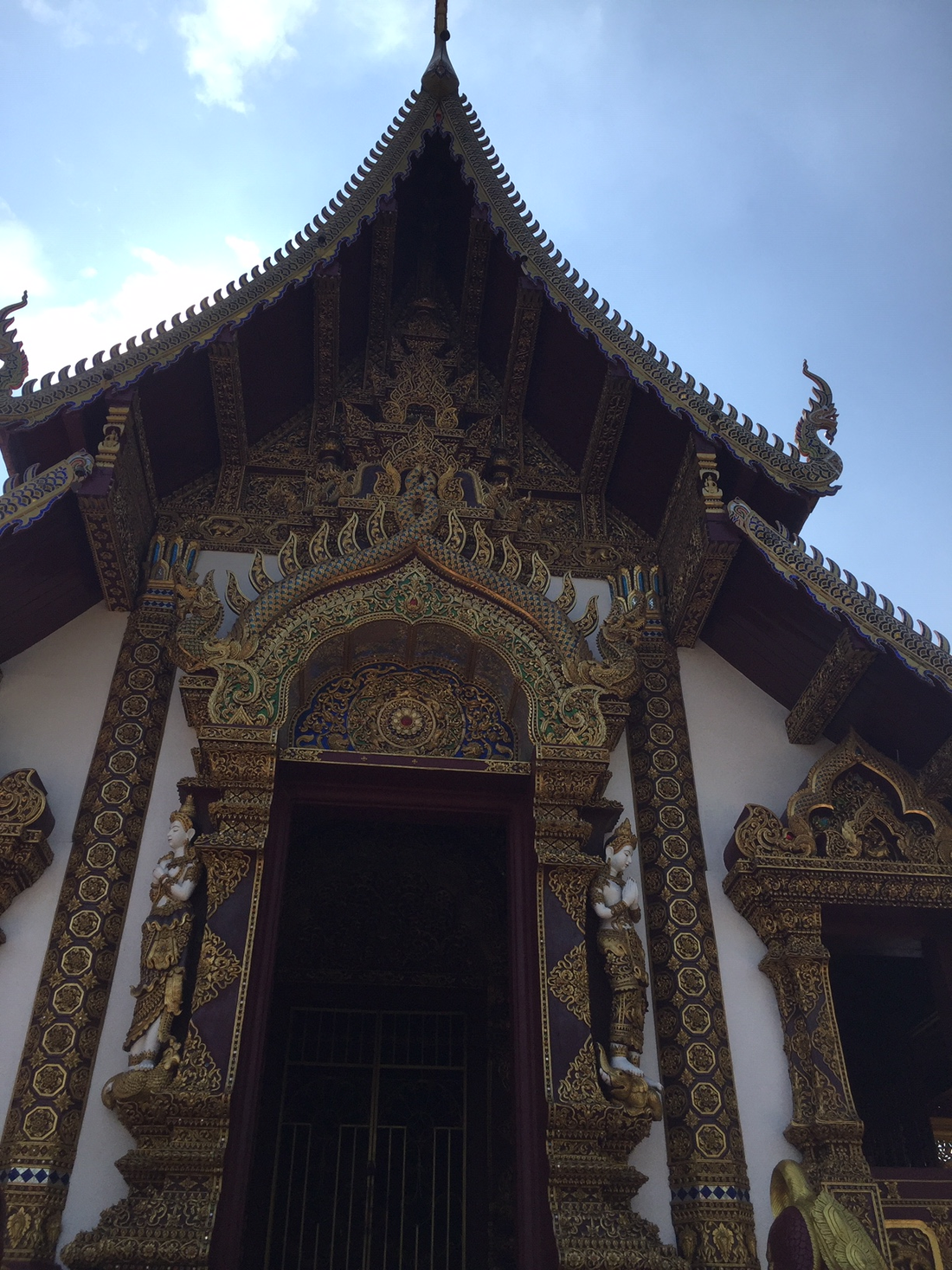 In this picture you can see the many different colors with which the temple is decorated in great