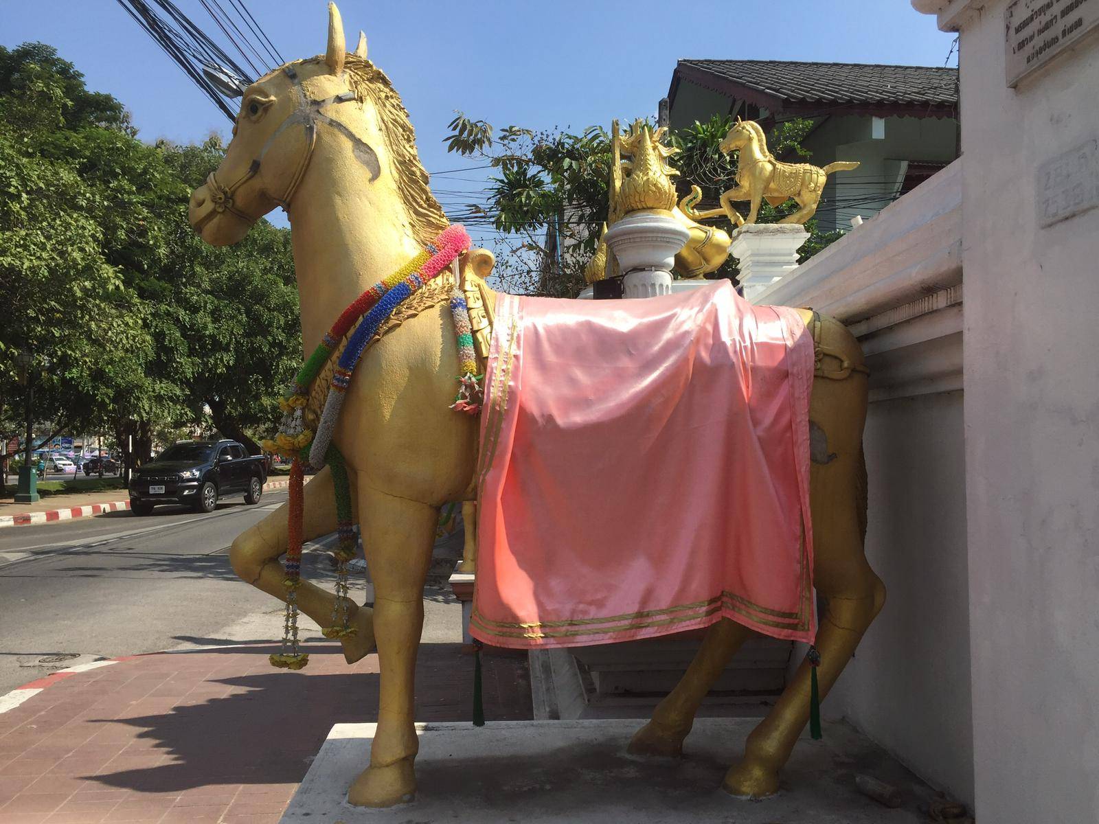A horse statue right in front of the Wat Kuan Kama
