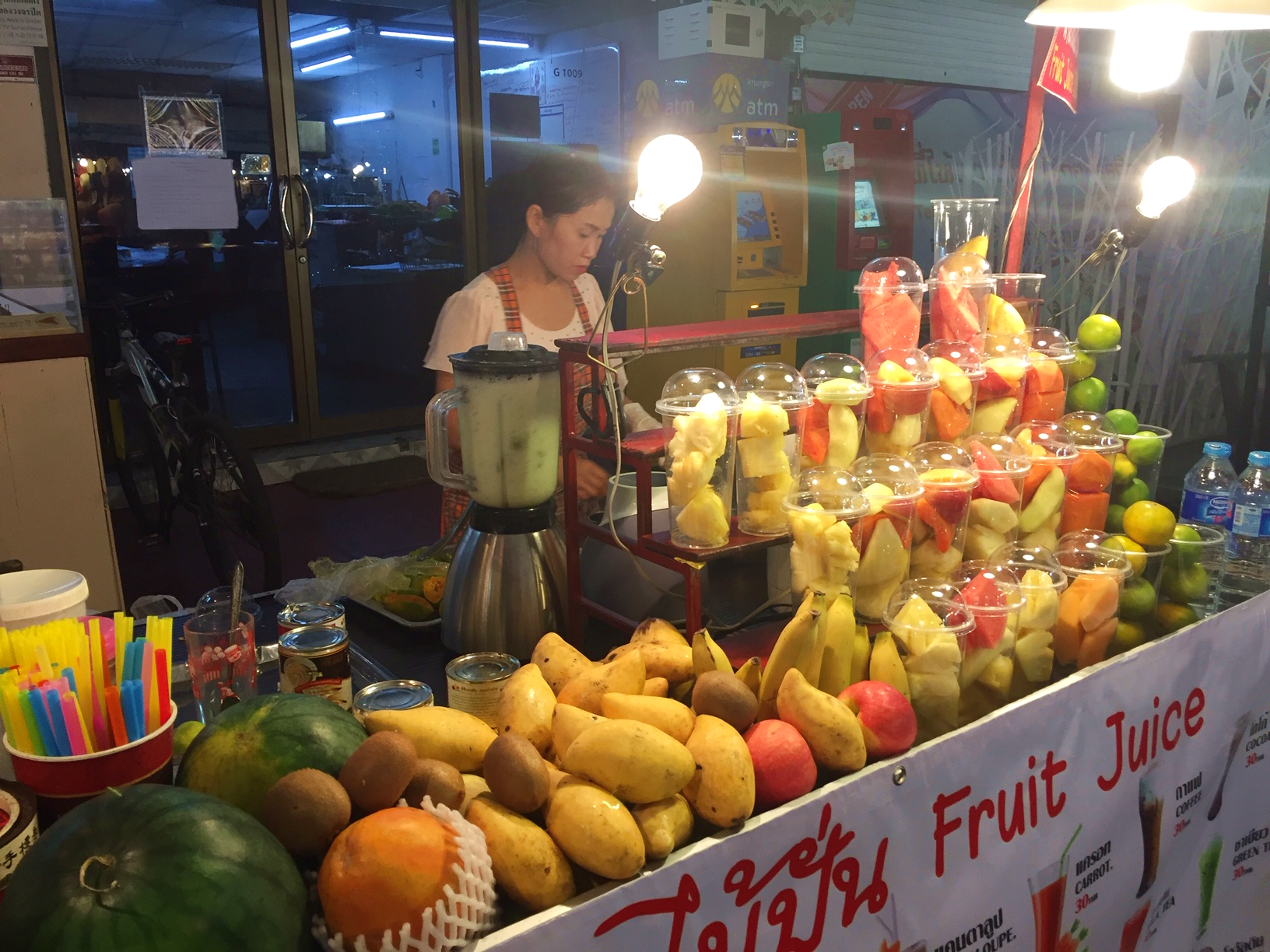 At this stand we treated ourselves to a healthy smoothie - for a little money (about 1 Euro I think). Here in Thailand you can really get the healthy smoothies for very little money - we almost lived on them, you could say lol