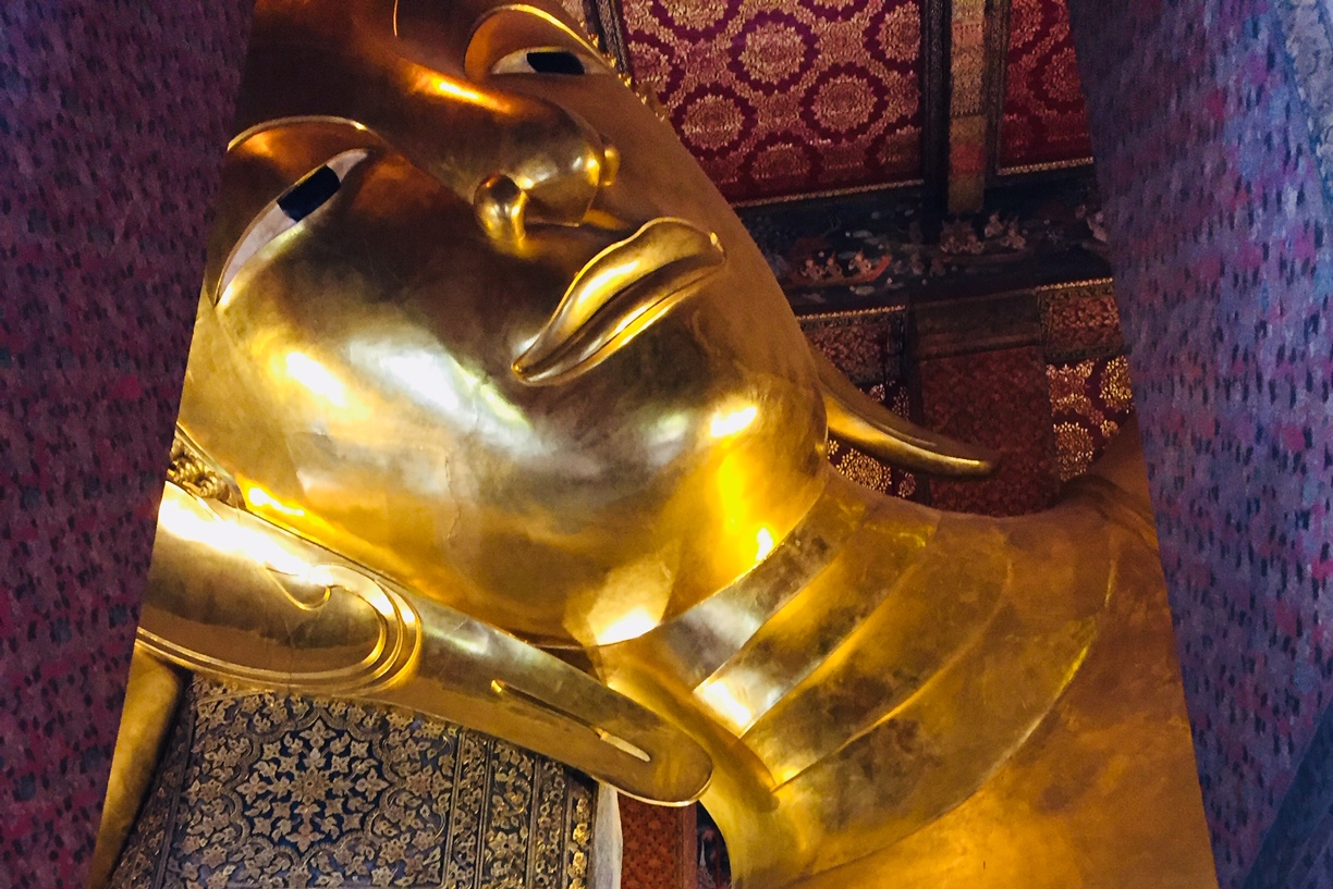Wat Pho in Bangkok: The Temple with the huge resting Buddha