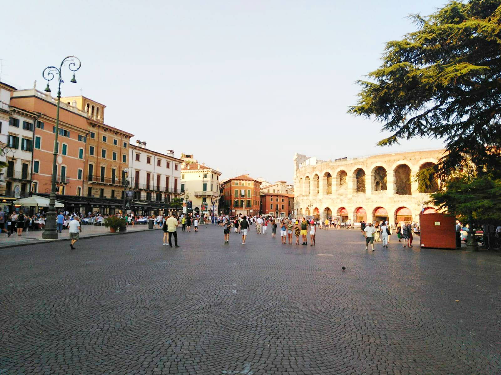 On the right you see the arena of verona - and at the same time the centre of Veona - a big square surrounded by the arena and restaurants and souvenir shops