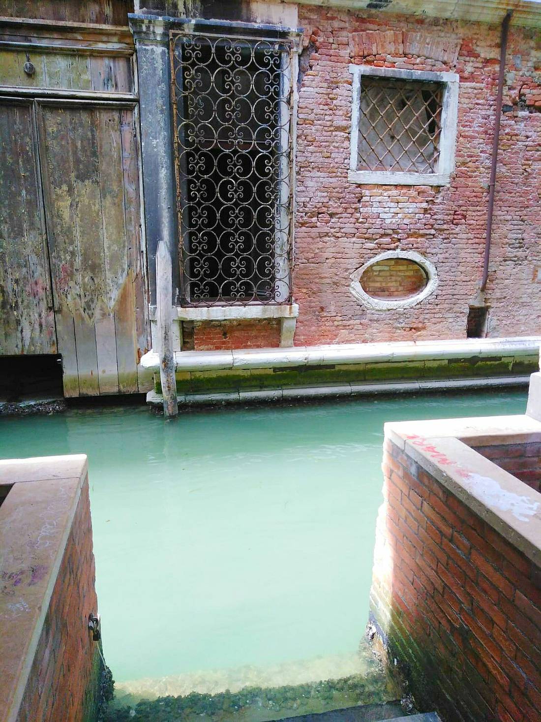 One of many dead ends in Venice. As a metaphor this could also represent mass tourism for the locals. Just came to my mind while writing do not take it too serious ;)