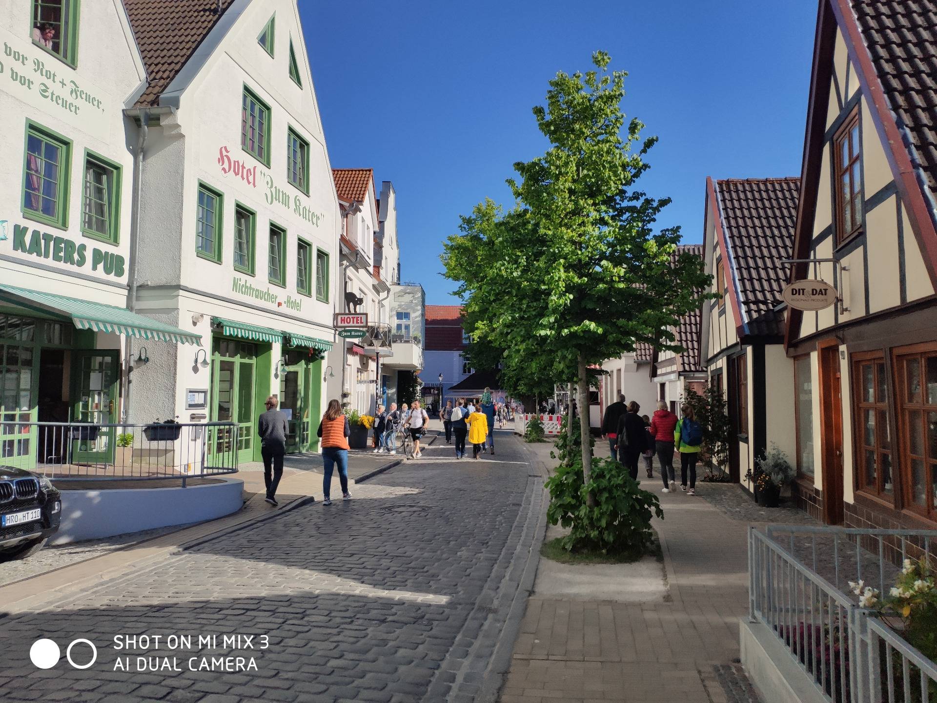 A side street in Warnemünde, which runs parallel to the harbour - here everything was a bit quieter