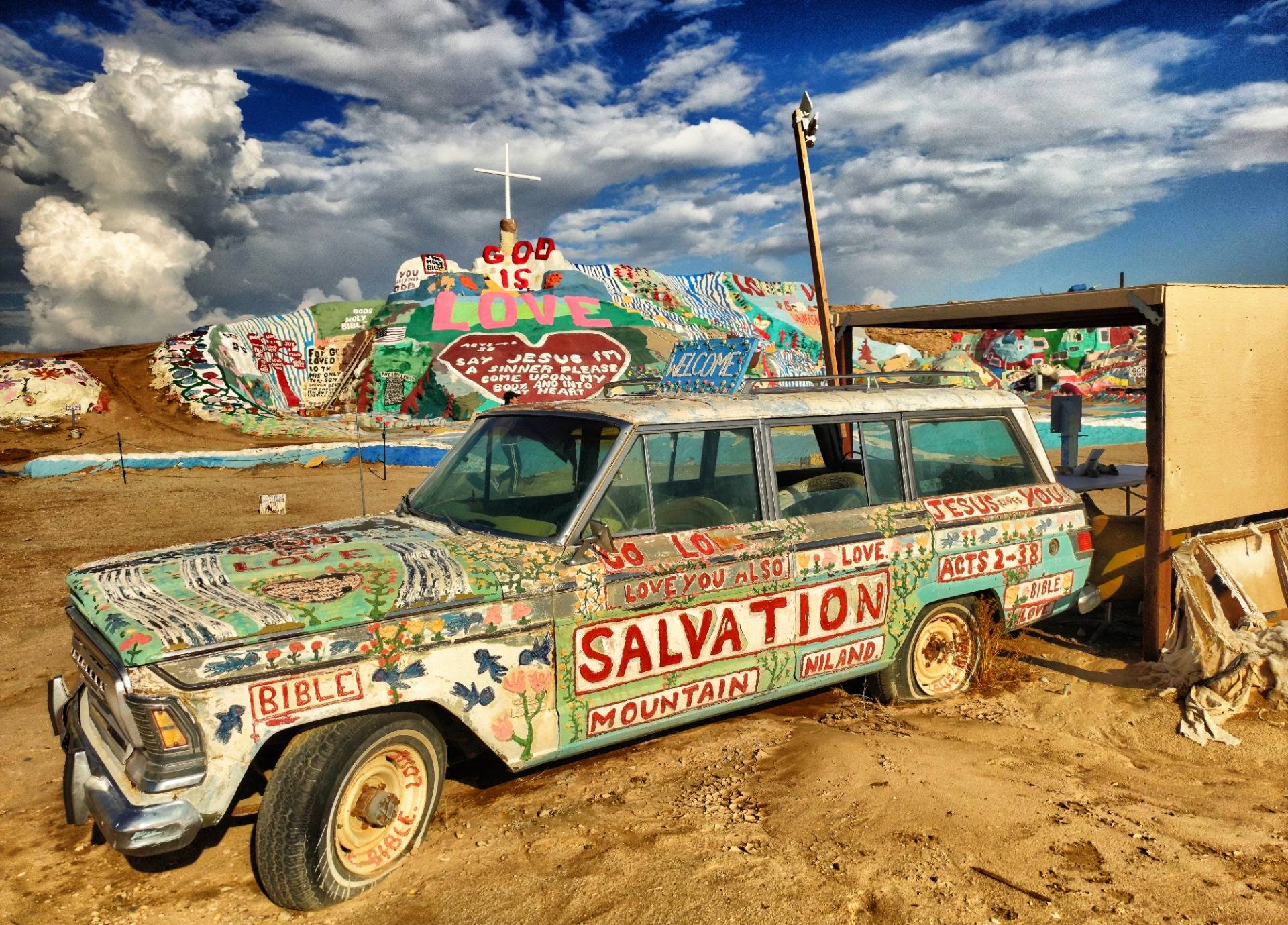 Salvation Mountain: The man who made a hill for god