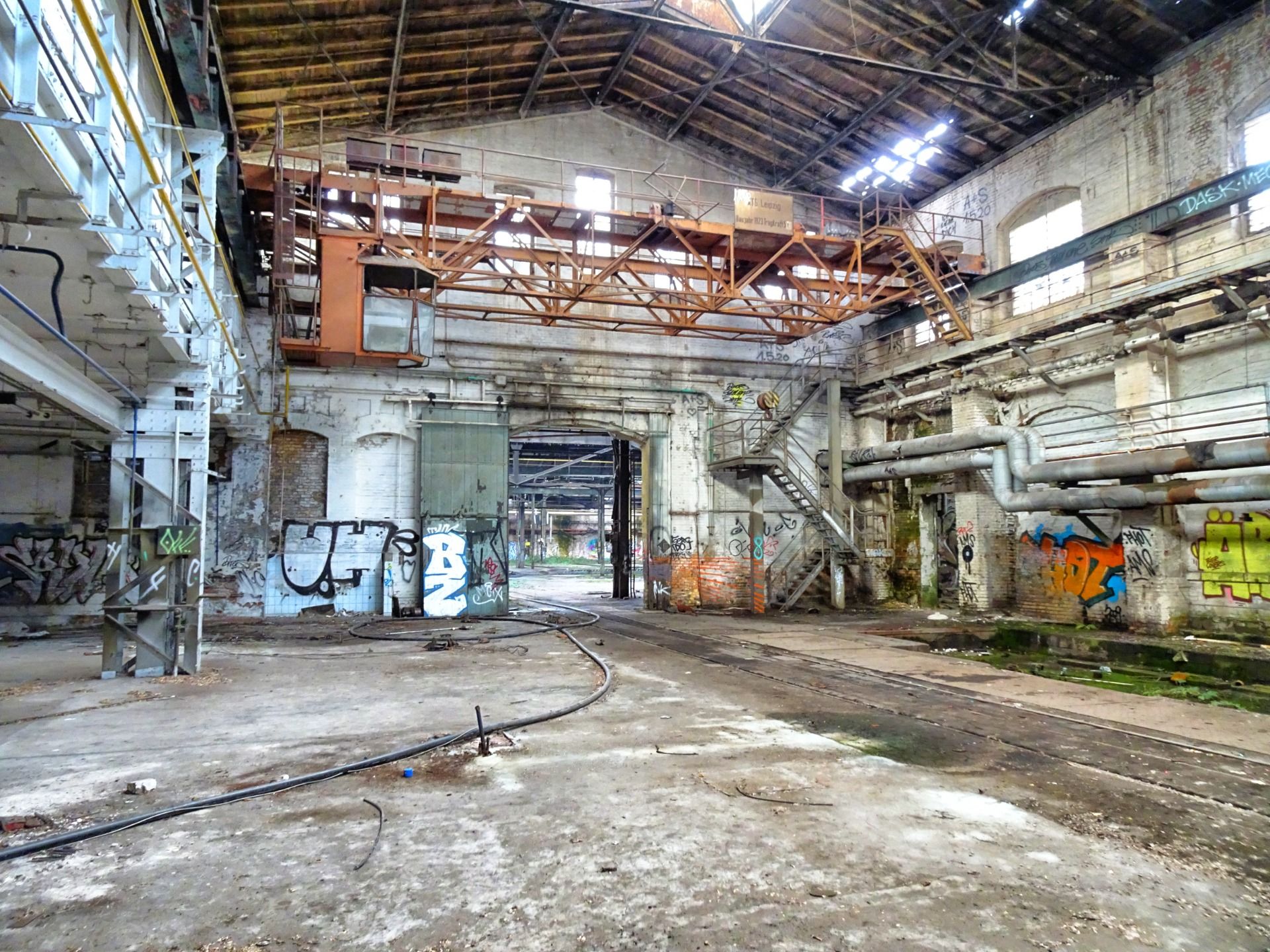 Everywhere are cranes to catch part of the locomotives