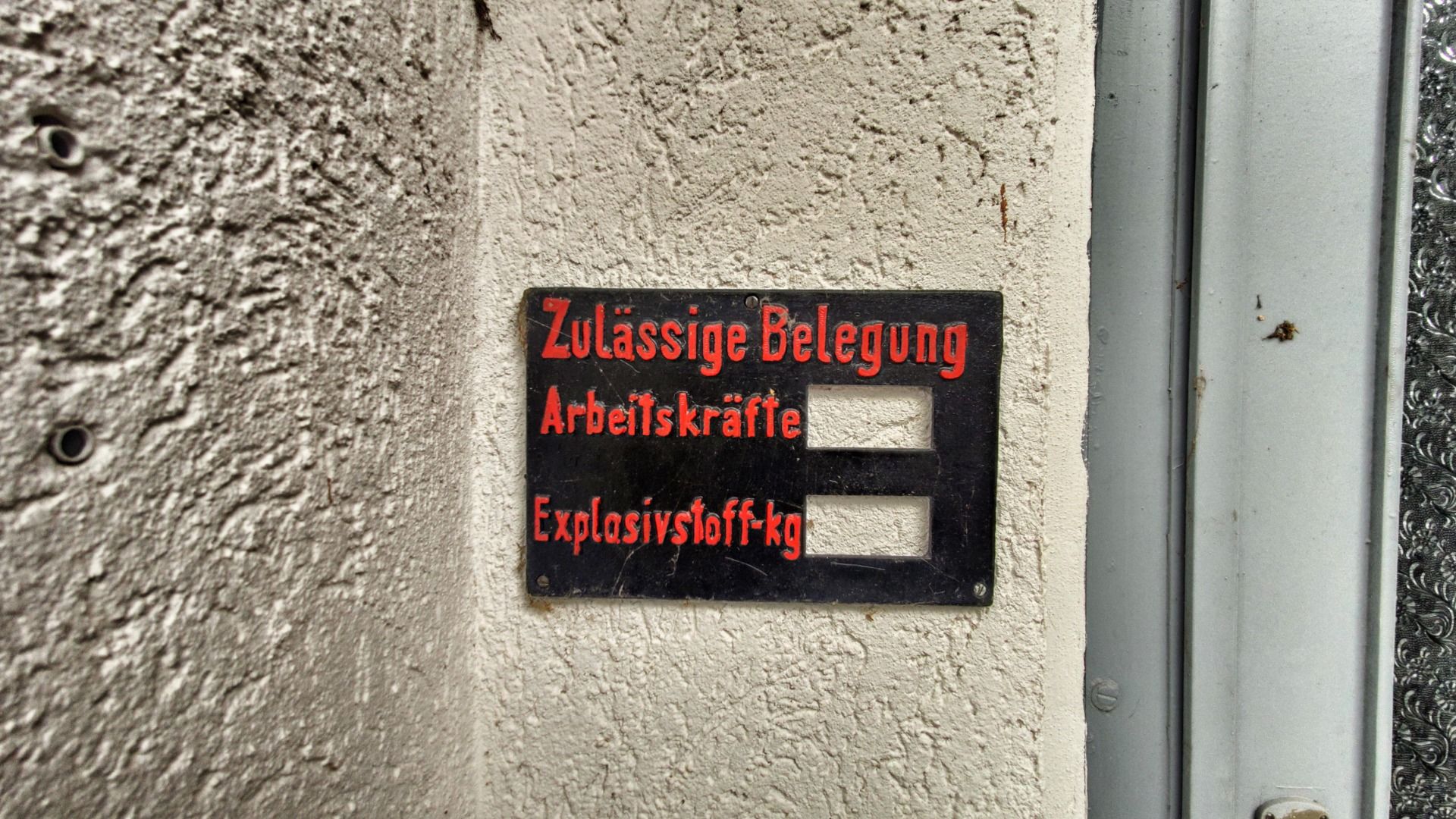 The sign is to write in the weight of explosive power