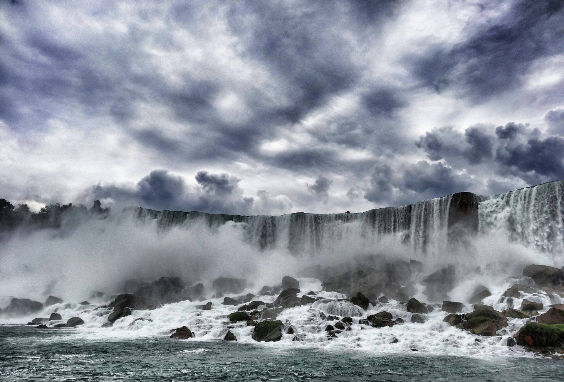Niagara Falls: A wall of falling water