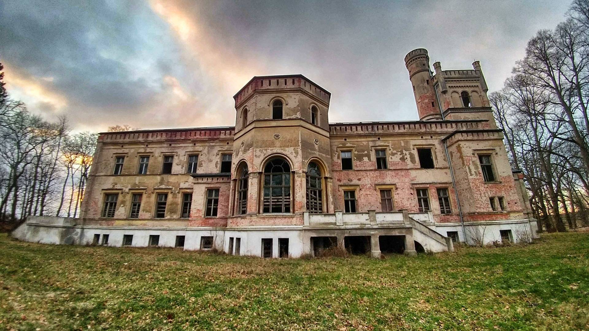 Lost place: The deadly palace of Dreżewo