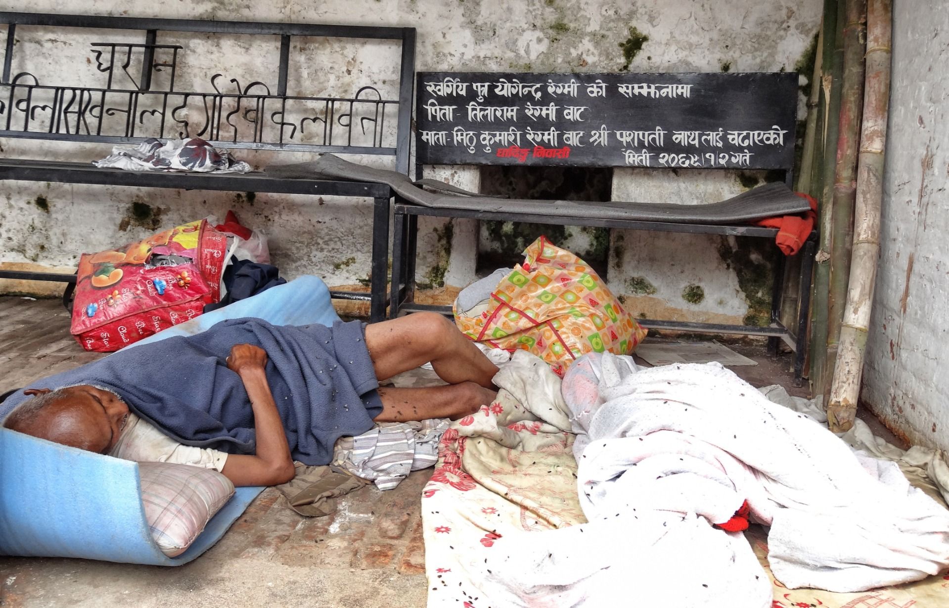 Burial workers live directly at the burning places