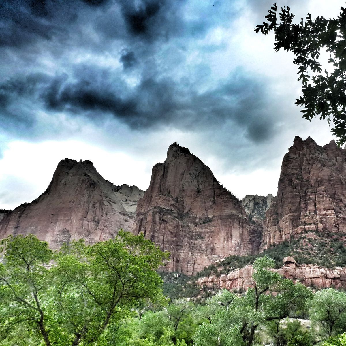 Die rieisigen Felsen Abraham, Isaak und Jakob