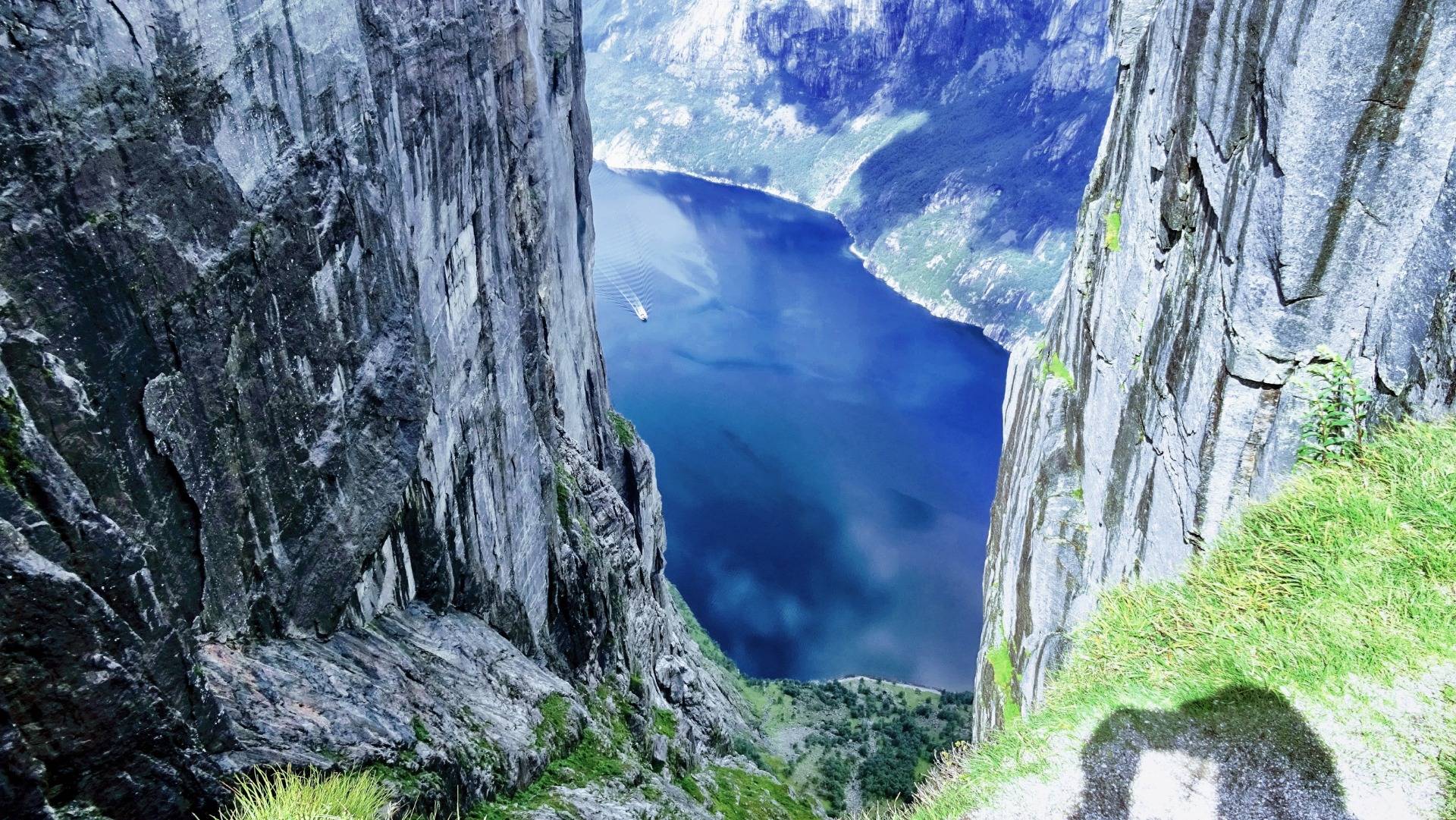 Lysefjord: Trekking over blue water