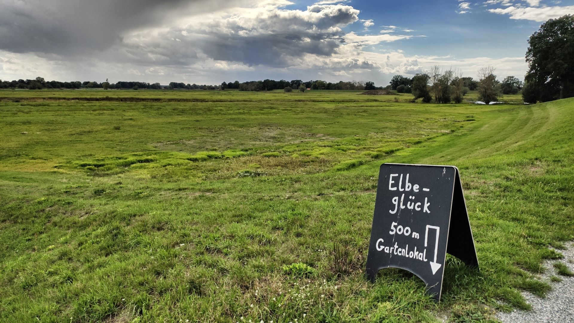 ”Elbeglück” means cafe and cakes.