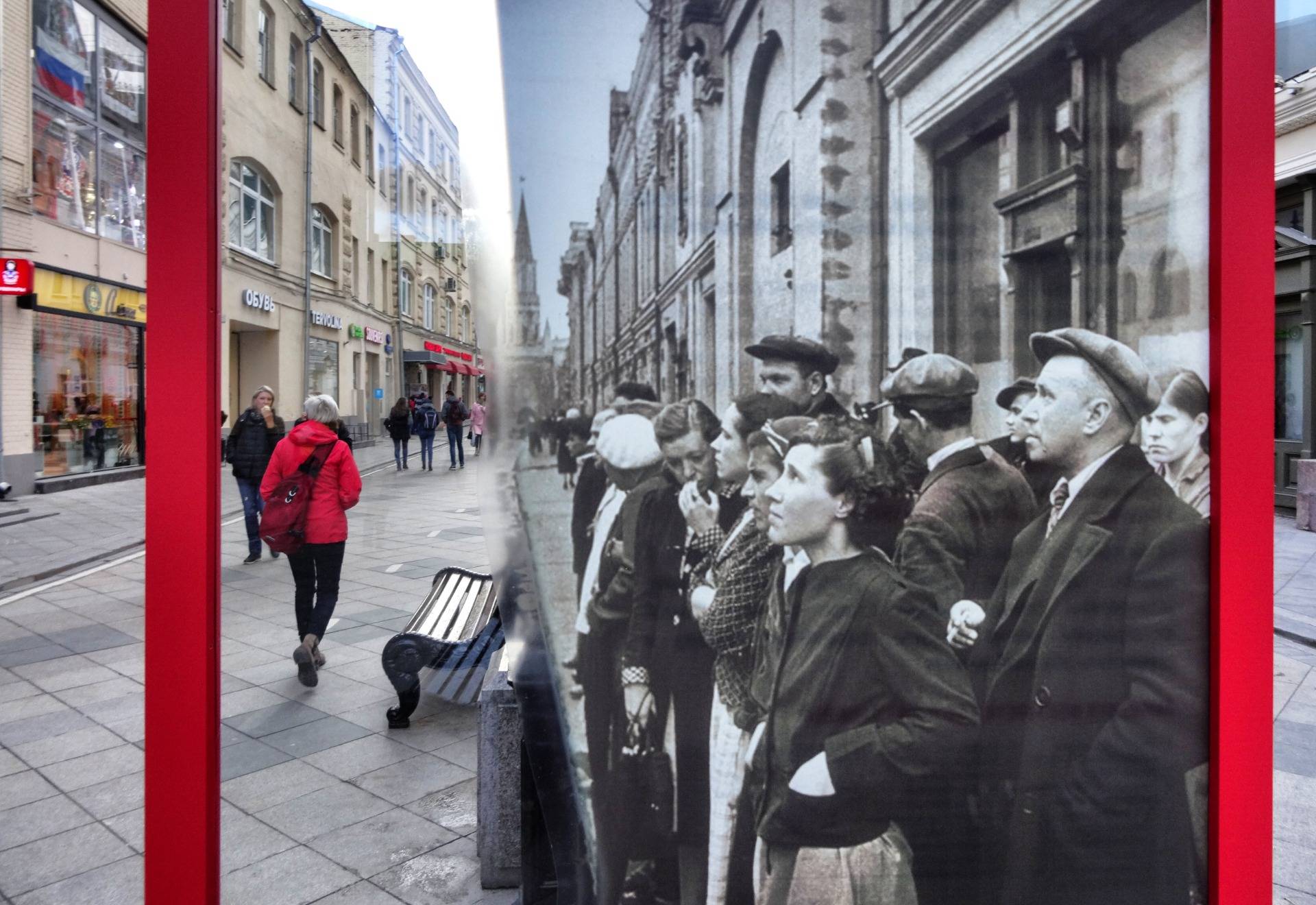On the right an old picture from the WW2, framed in a moscow street witk the reality