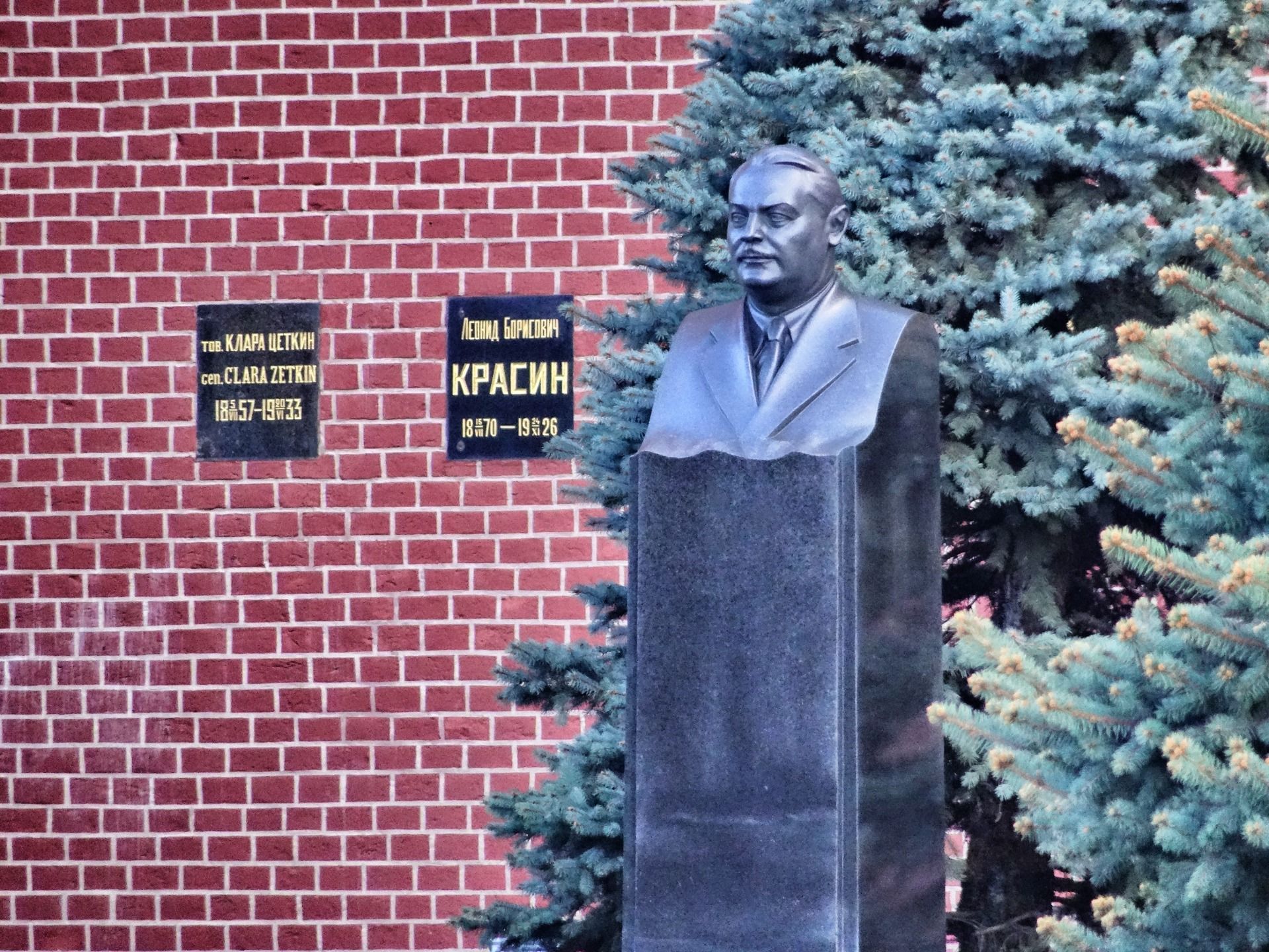 At the wall of the Kremlin the communists buried their heros