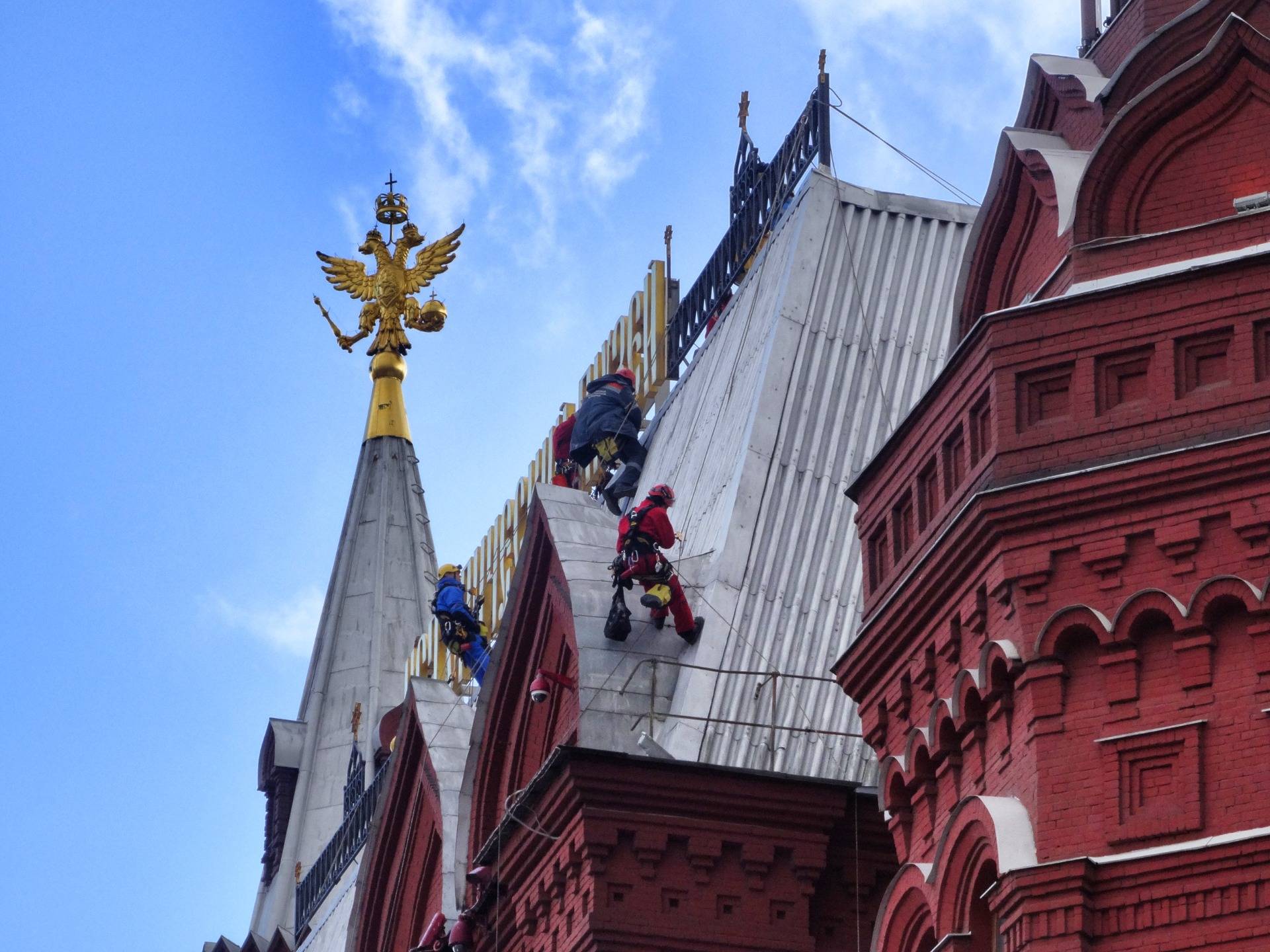 Climbers on a roof near the Red Square