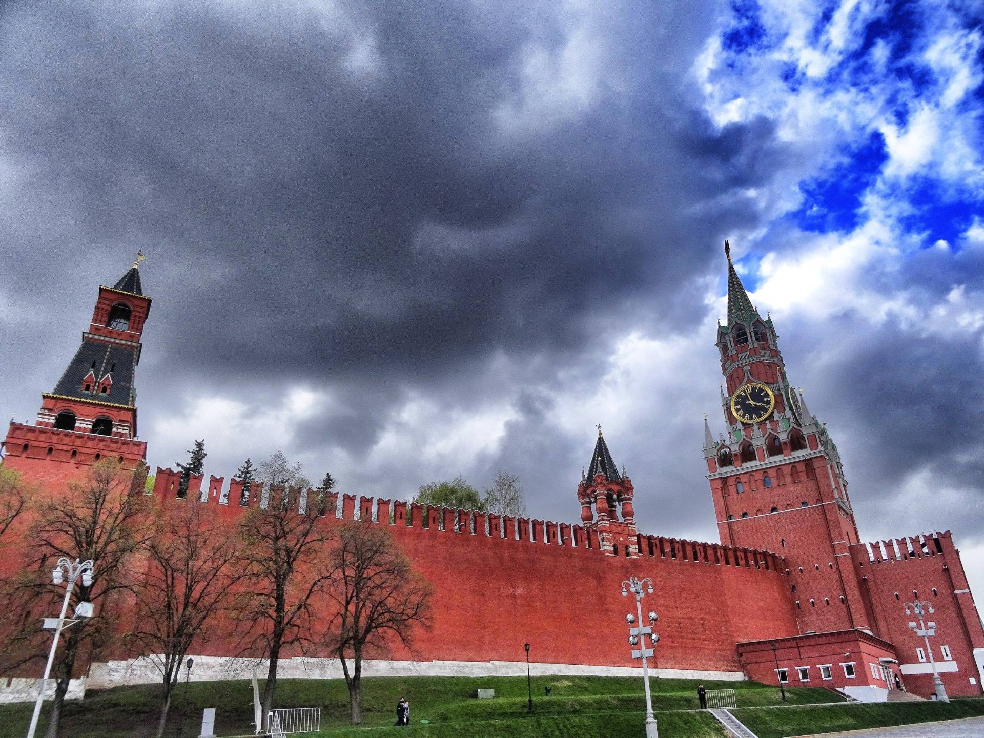 Red walls around the Kremlin
