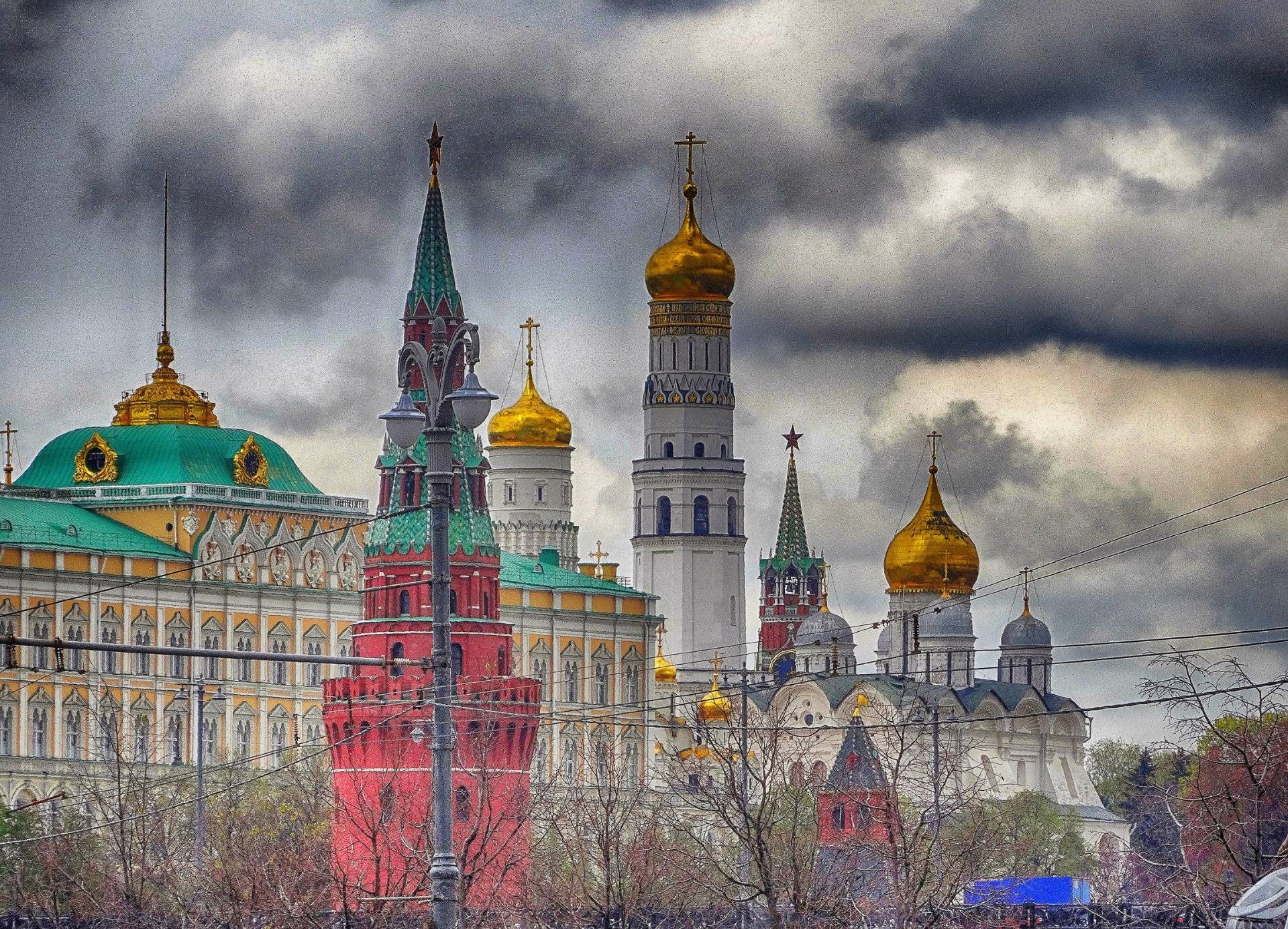 Kremlin: Red stars over the holy church of communism