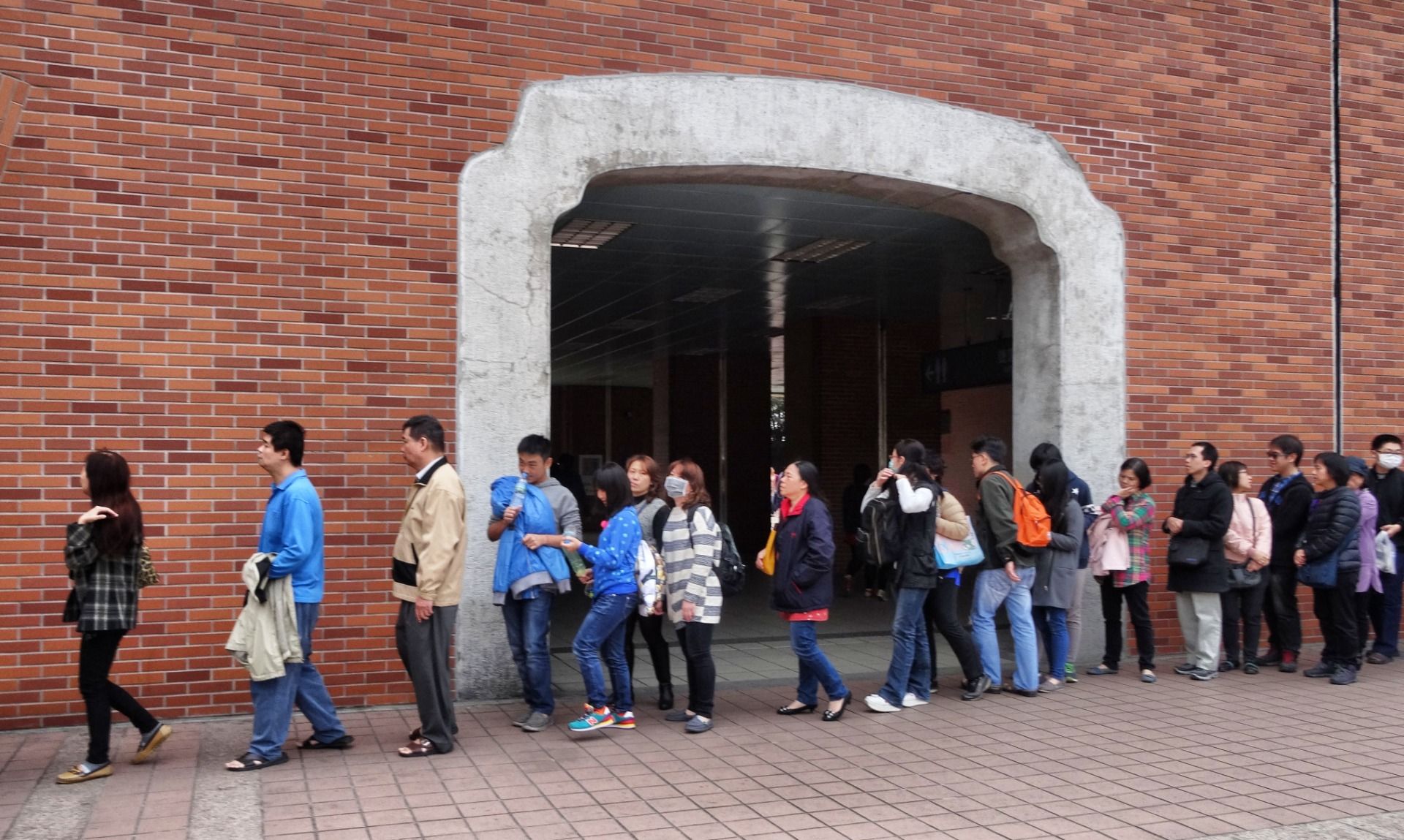 Back with the bus: Stand in a queue