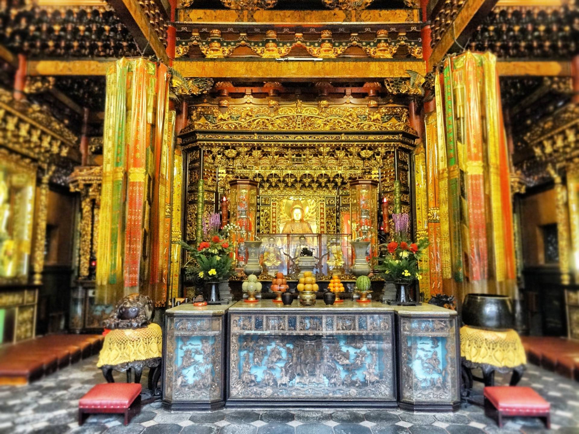 Taiwanese temples: Where a stupid barbarian lifts of a corner of god