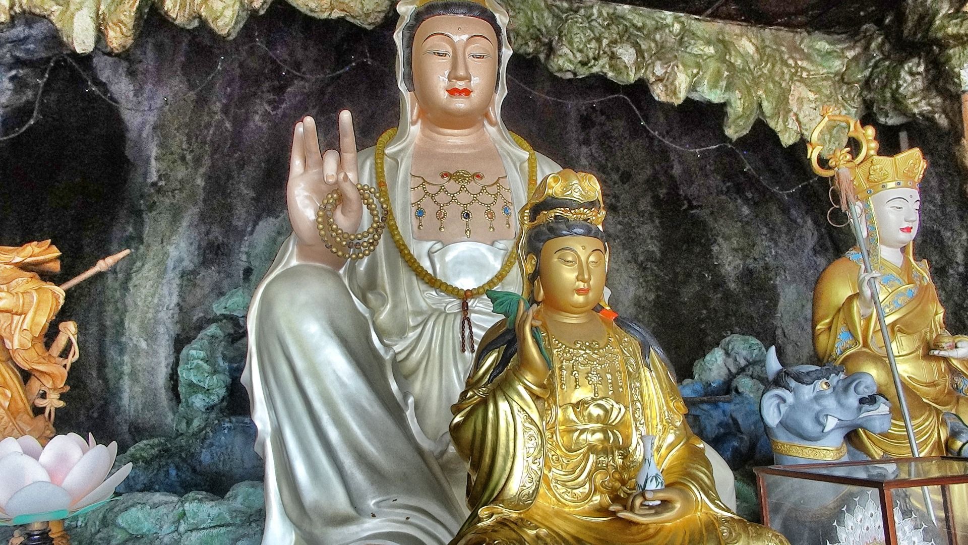 and his friendly mother, sister