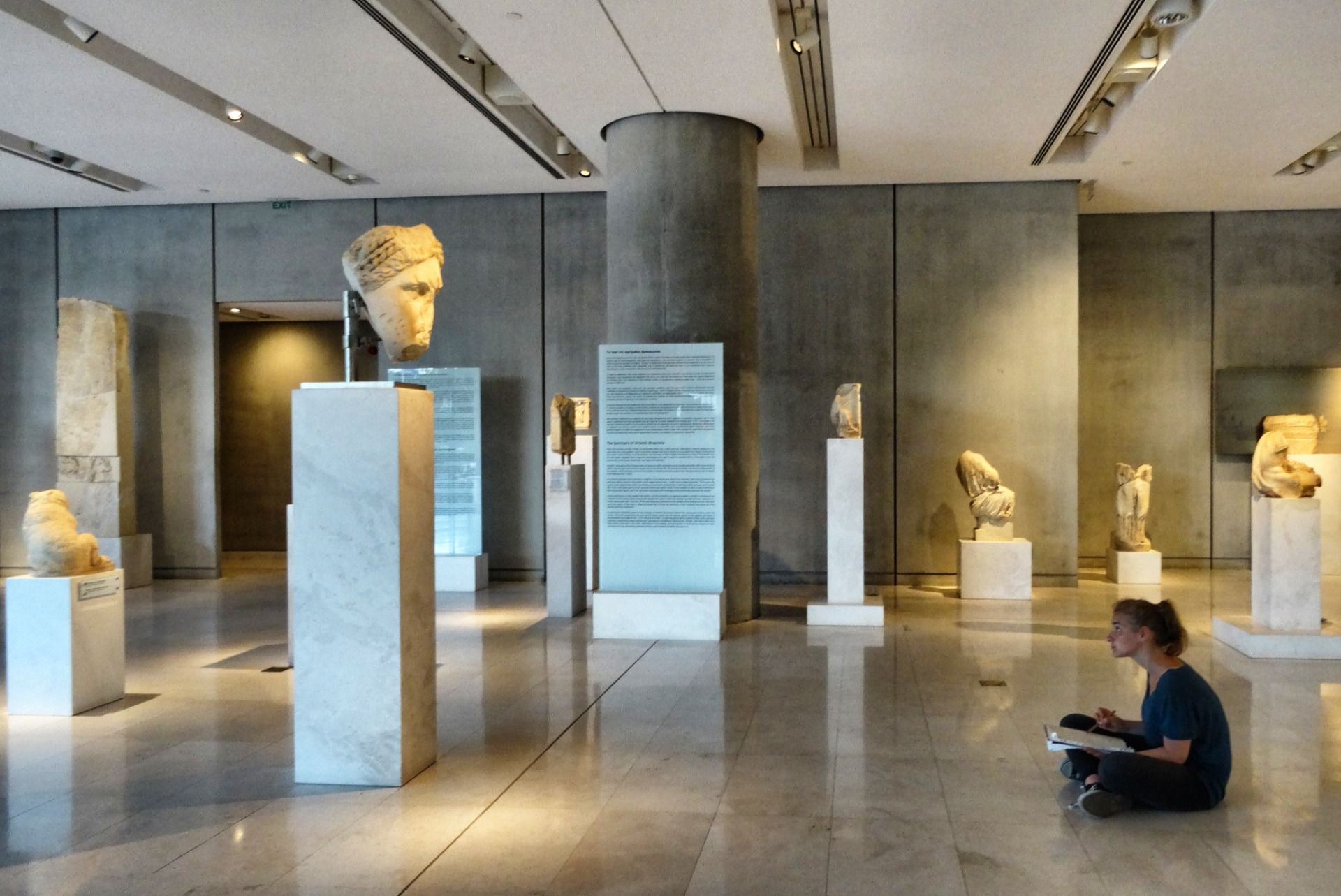 This girl draws a classical statue