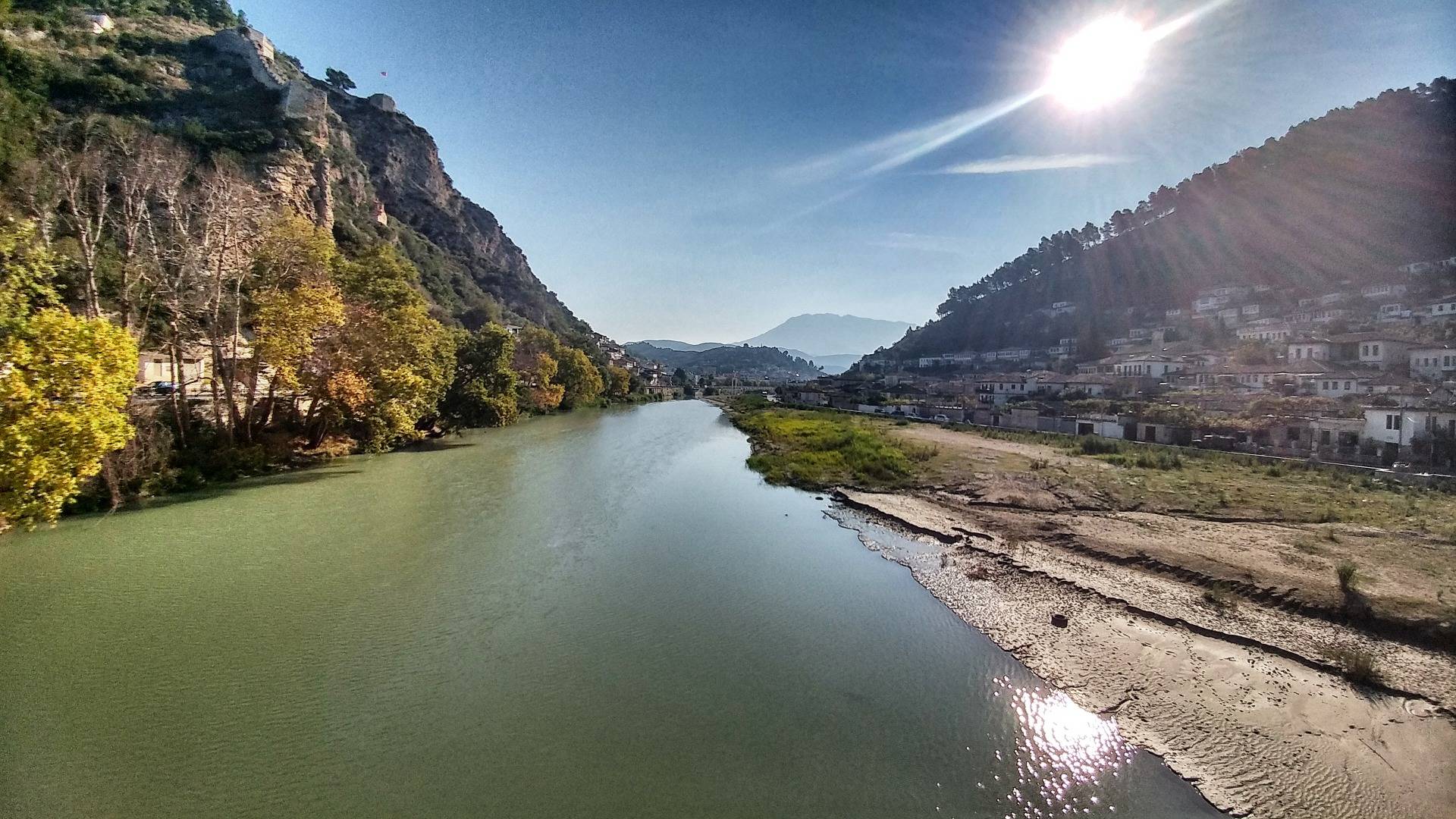 On the right side: Berat