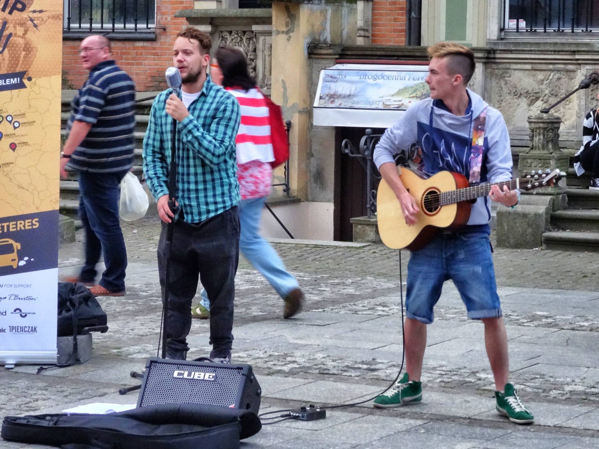 More buskers, on every, every corner