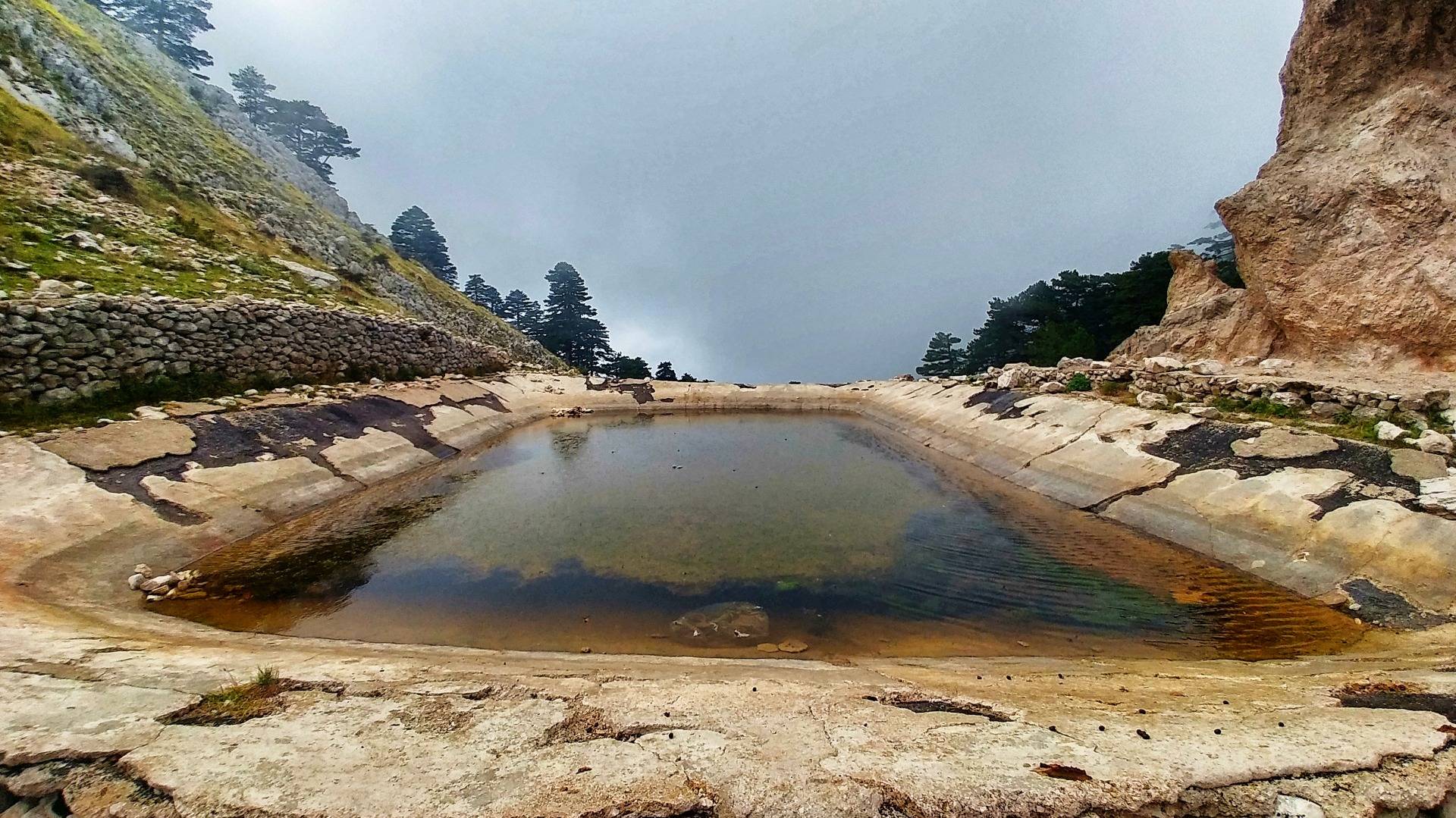 A pool under the sky. It’s located direct on the pass