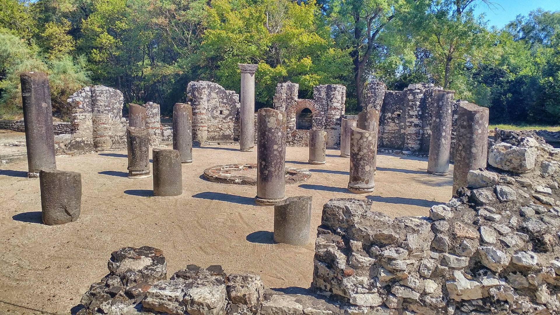 Columns like on a columns graveyard