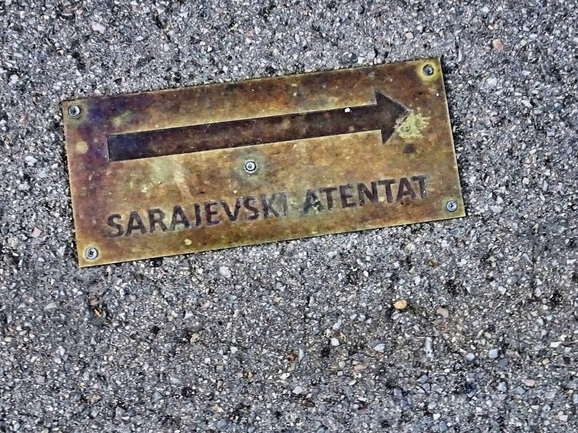 A plate shows the way