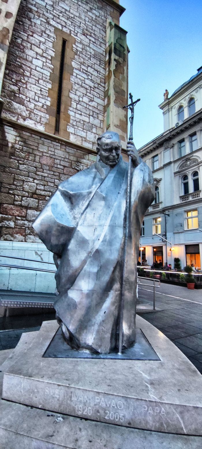 A monument for the Pope (”Papa”)
