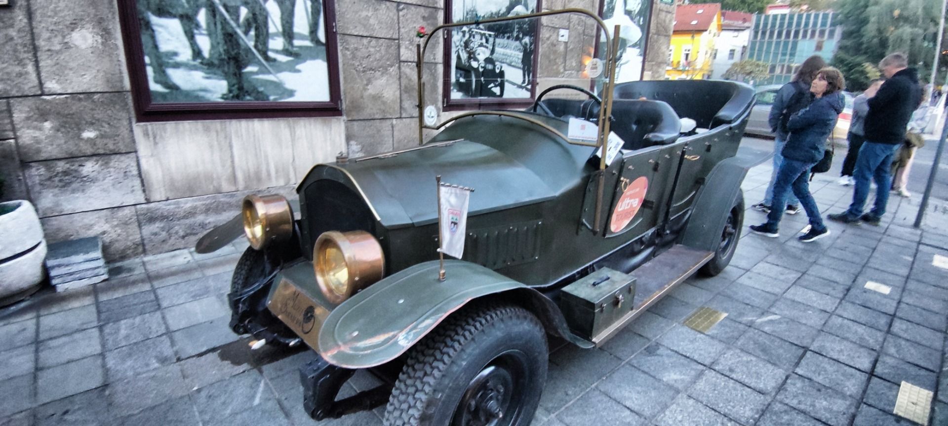 A car equal to this of the crown prince