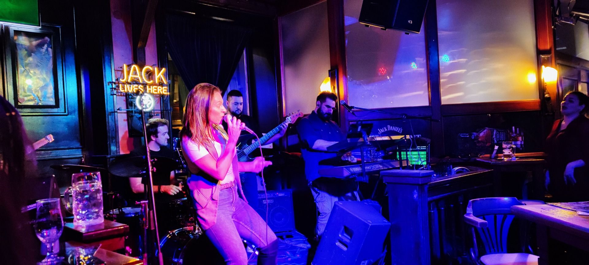 In a pub by night a fabulous band plays international hits