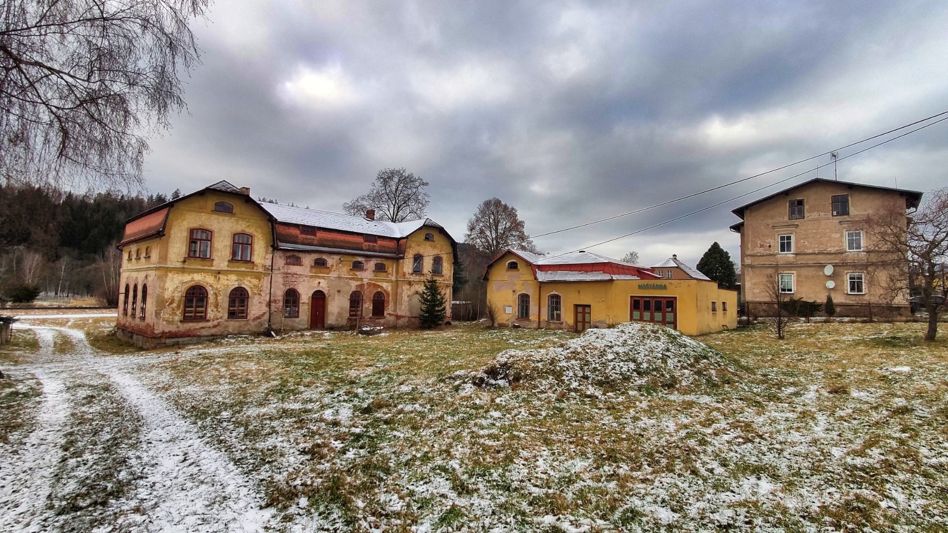 A few old building sourrounding the old city, most of them are lost