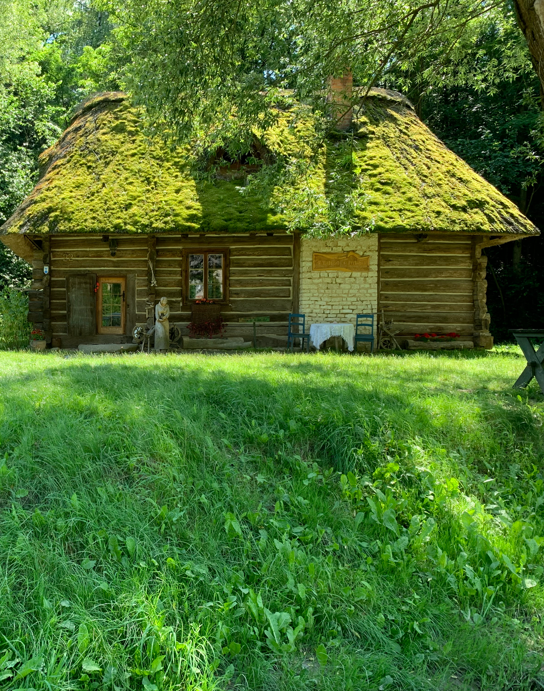 Piękna chatka po drodze do wąwozu